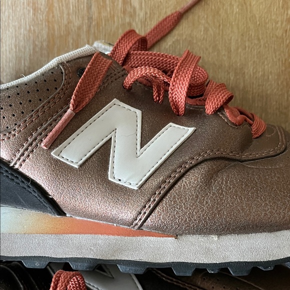 NEW BALANCE 574 Gradient Copper Black Sneakers with Red Laces - Picture 3 of 11